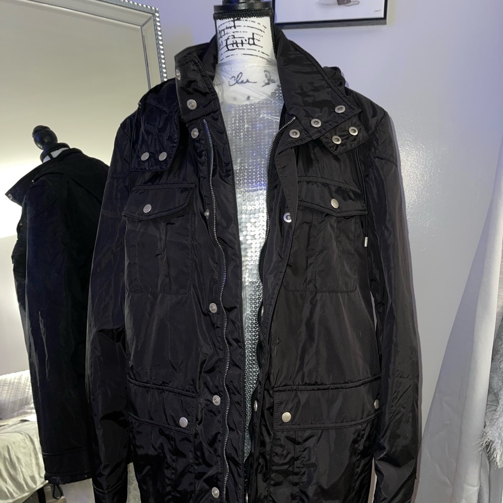 Gucci 100% Authentic ***Rare coat**** will not find .. Gorgeous black coat.
